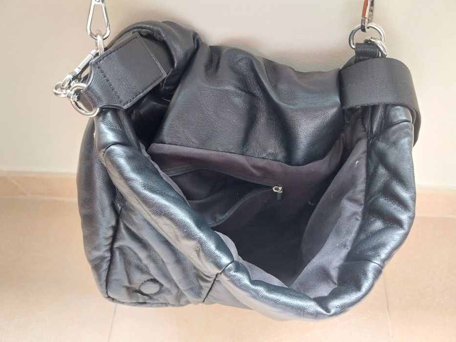 Mala preta sem marca nenhuma de uso .