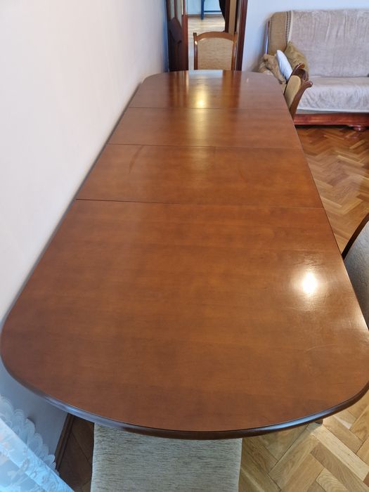 Stół z drewna z krzesłami