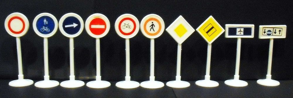 10 Sinais de trânsito antigos Portugueses anos 70 .