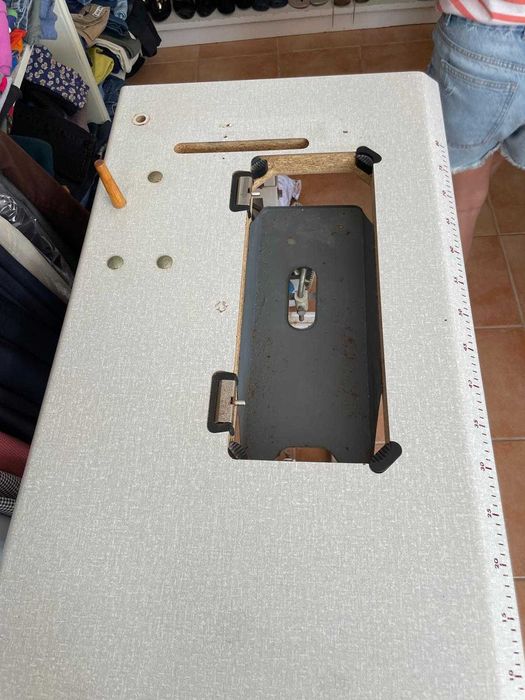 Máquina de costura industrial usada