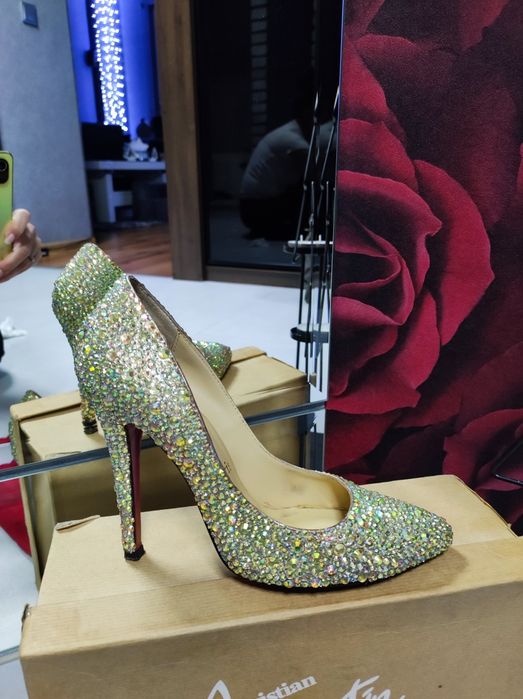 Diamentowe szpilki 37