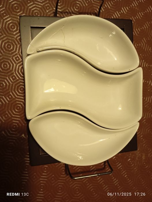 Tabuleiro em madeira com peças em cerâmica