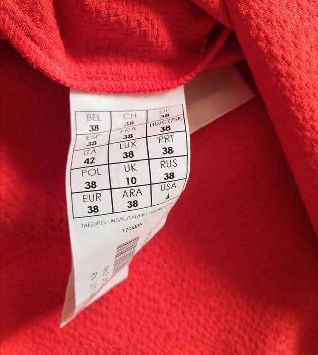 Czerwona sukienka dekolt serek z falbankami na ramionach promod