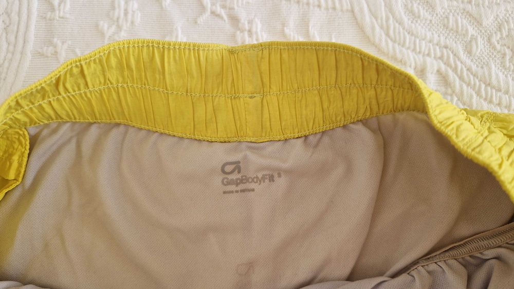 Calções Gap Body Fit amarelos, tamanho S