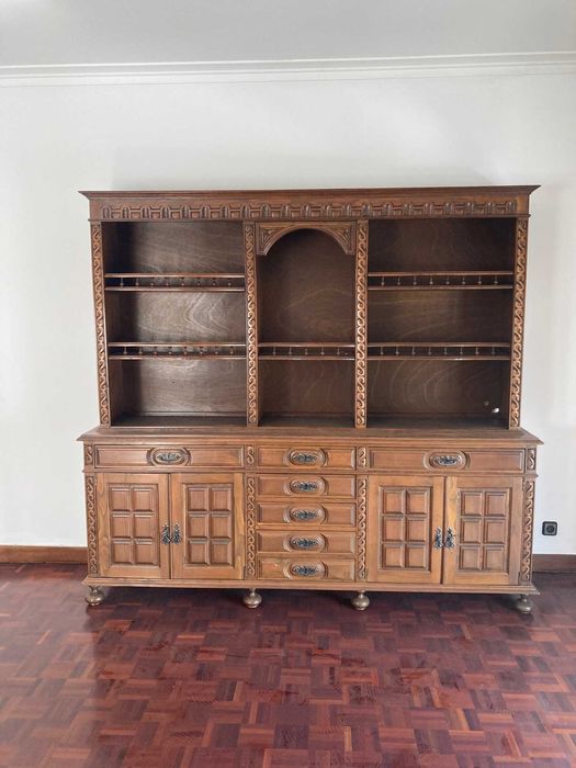 Móvel de Sala / Louceiro em Madeira Maciça com Muita Arrumação