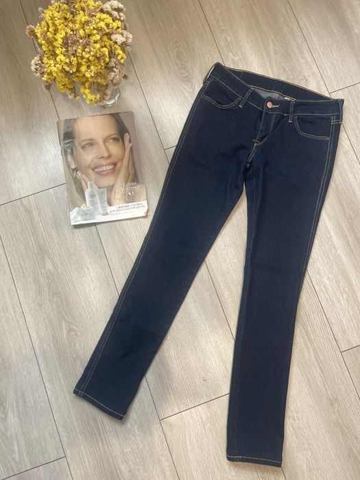 Темно-сині джинси скінні s на дівчину підлітка