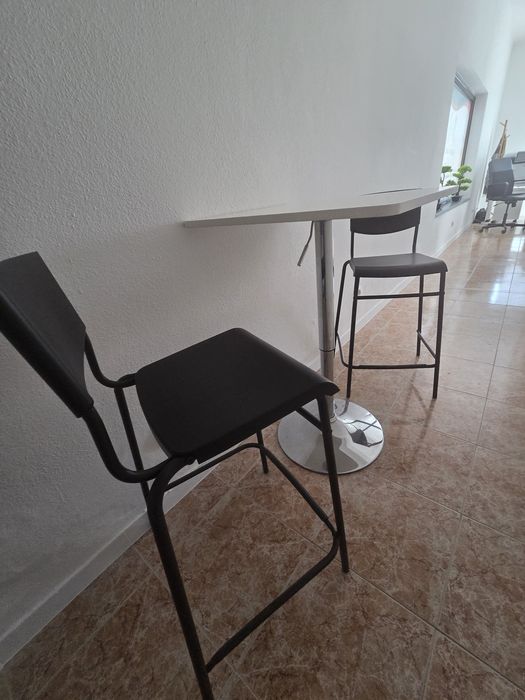 Mesa branca alta tipo bar  com 2 cadeiras altas