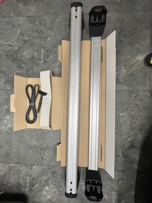 Оригінальне кріплення поперечини на дах автомобіля Audi Q5 09