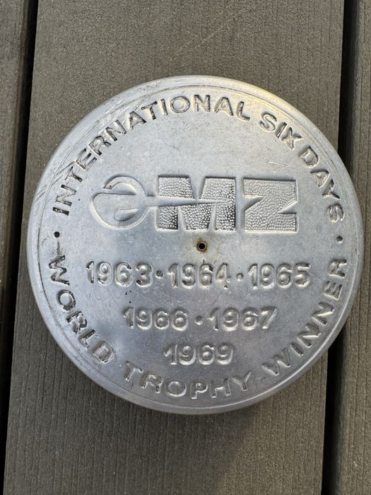 Korek zbiornika paliwa MZ z datami „sześciodniówek”