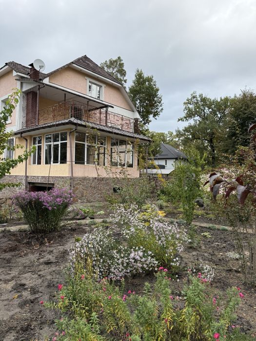 Продається будинок у самому центрі міста Буча!