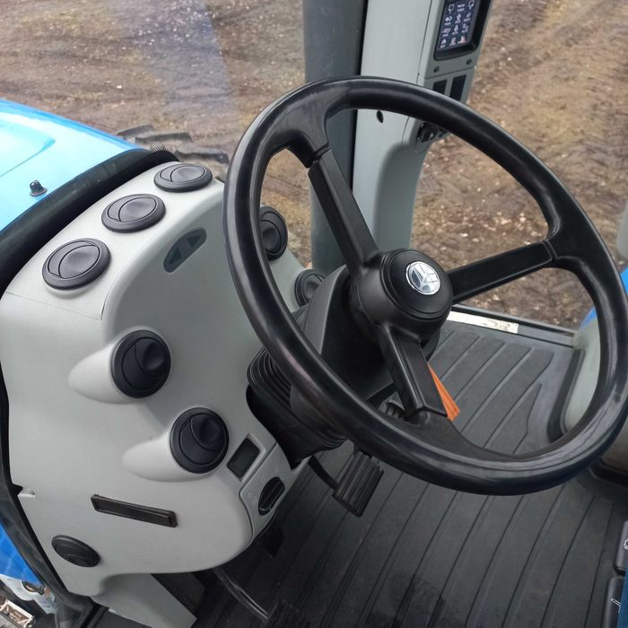 Продам трактор  New Holland Т8050