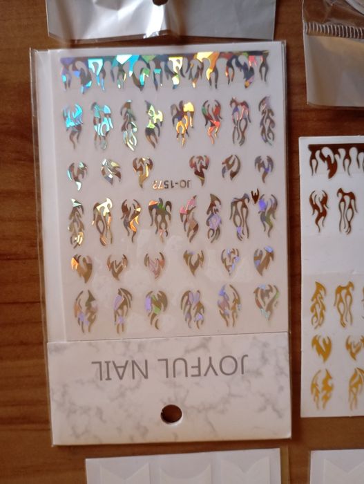 Стрази і наклейки для манікюру