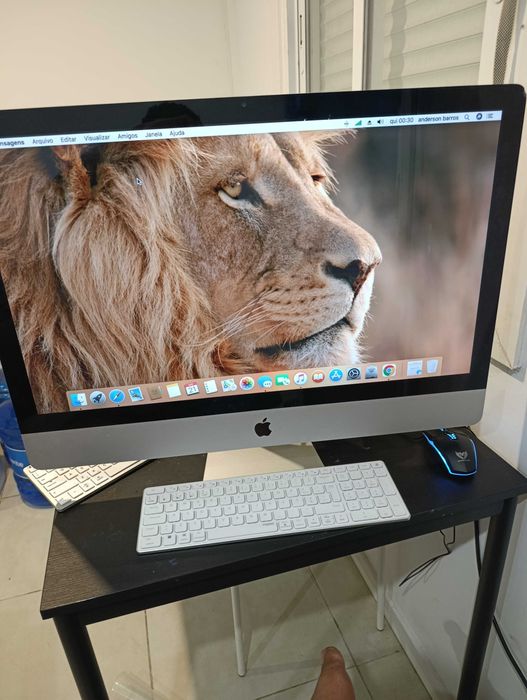 iMac 2009. 27 polegadas, ótimo para estudos.