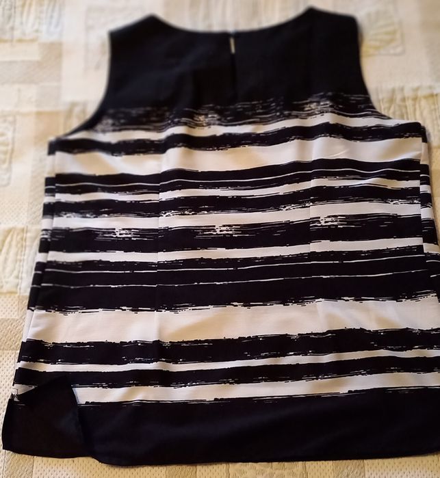 2 Blusas de cavas, 1 sedosa c/ floral e outra preta e branca