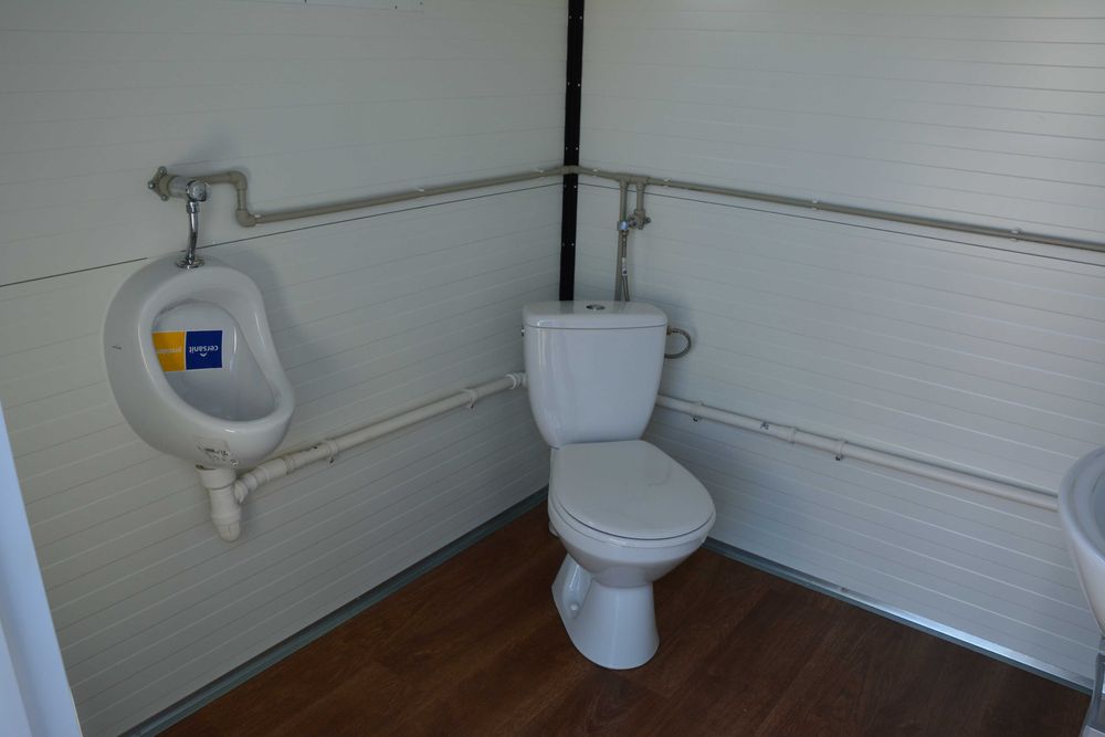 KONTENER SANITARNY 2×3 m damsko-męski – 2 wejścia, 2 WC, pisuar