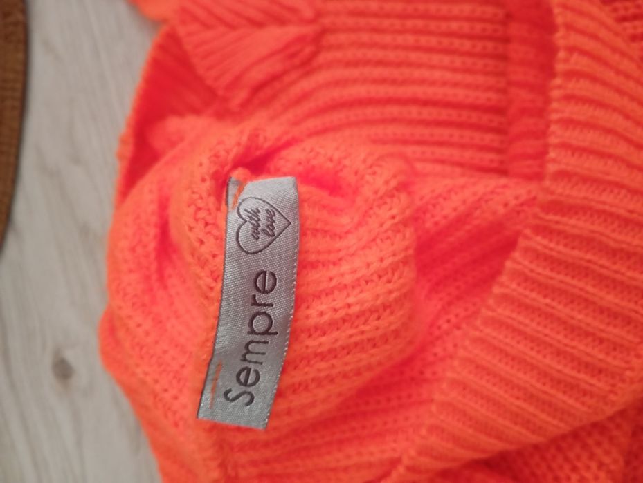 Neonowo pomarańczowy zapinany sweter