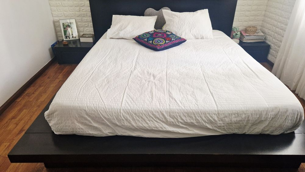 Quarto completo elegante com colchão