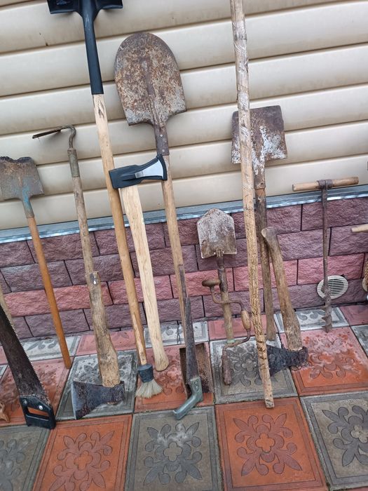 В продаже есть садовый инструмент времени СССР б/у.