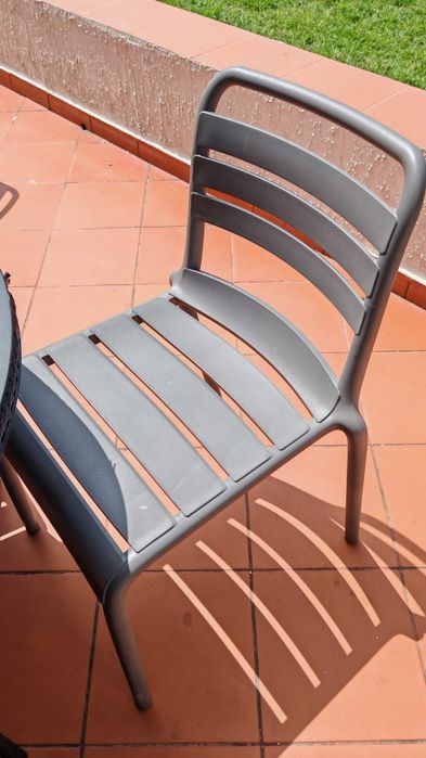 Conjunto de mesas e cadeiras de jardim