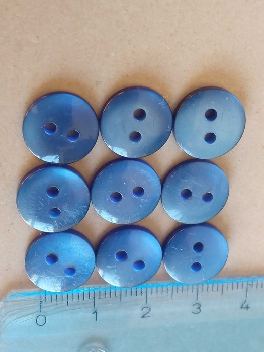 Guziki 9 szt dwie dziurki niebieskie średnica 1,3 cm Guzik niebieski