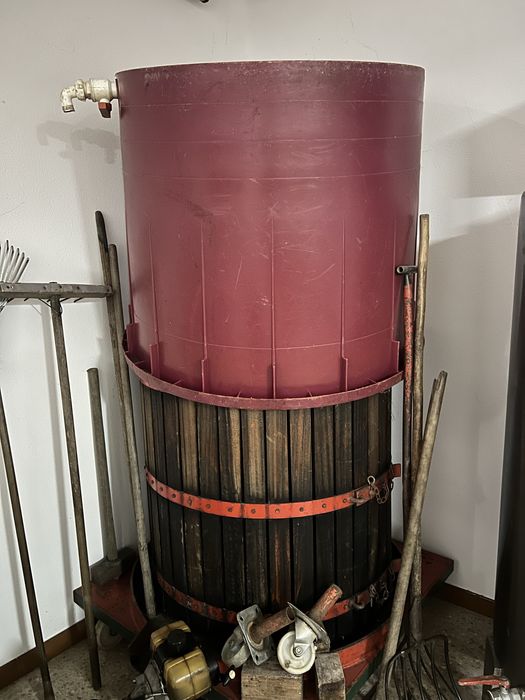 Vendo prensa hidráulica com estruturas de madeira e base metálica.