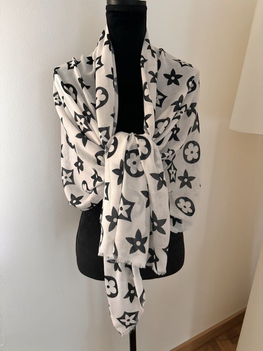 Encharpe nova branca com estampado em preto