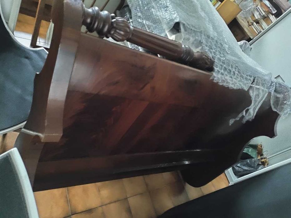 Cama de casal antiga «lit bateau» estilo Carlos X, em  mogno