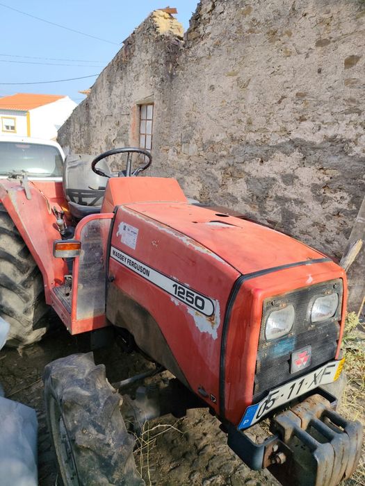 Trator Massey Ferguson, charrua, escarificador, grade e caixa