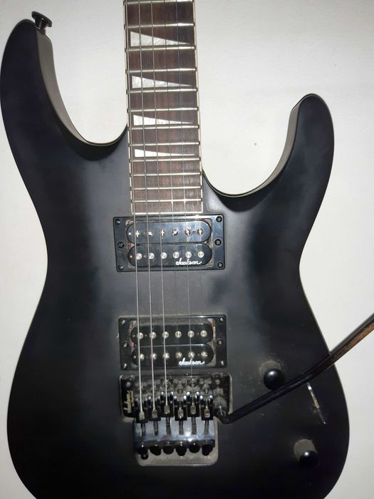 Guitarra Jackson JS32 preta em bom estado.