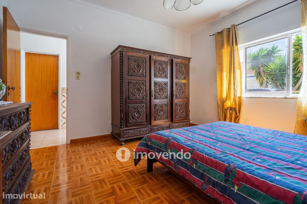 Moradia T4 mais Anexo T1, com jardim, na Caparica