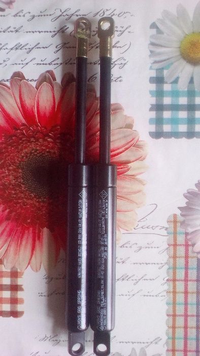 Стойка на капот.