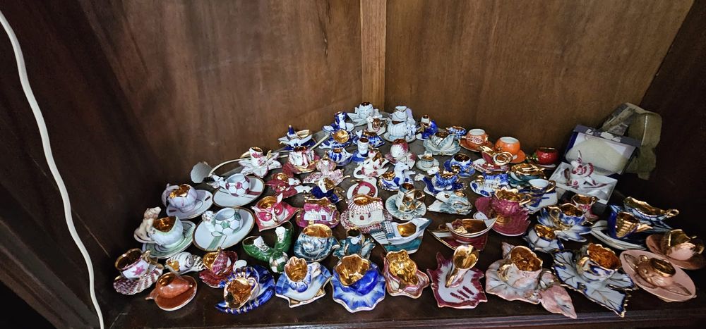 Conjunto de Chávenas de Porcelana, incluindo várias Limoges