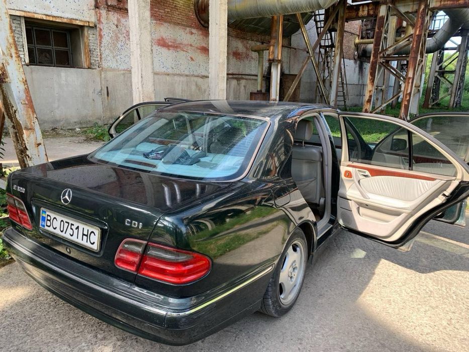 Мерседес E320 2001 рік