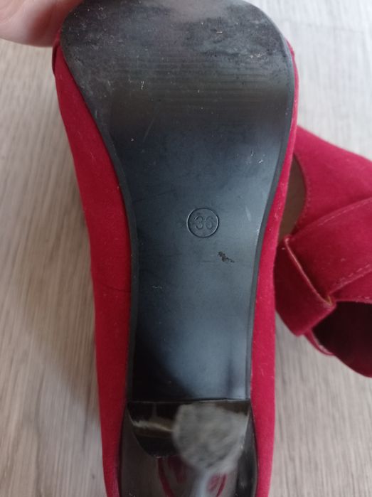 Buty czerwone na obcasie