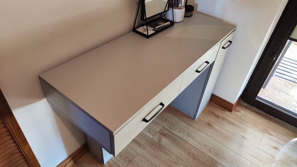 Szafki nocne, toaletka, półka wisząca