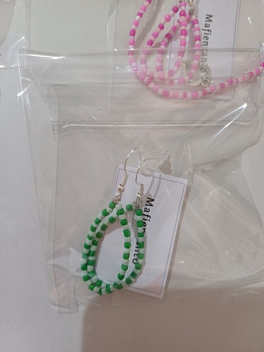 Brincos feitos à mão