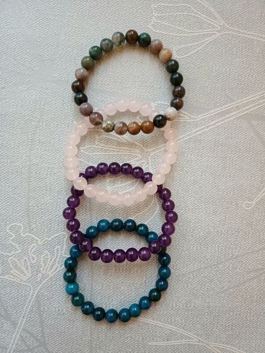 4 bransoletki z kamieni półszlachetnychh.