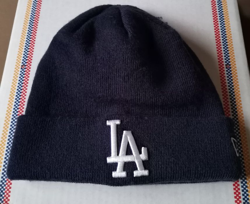 Nowa granatowa damska czapka.