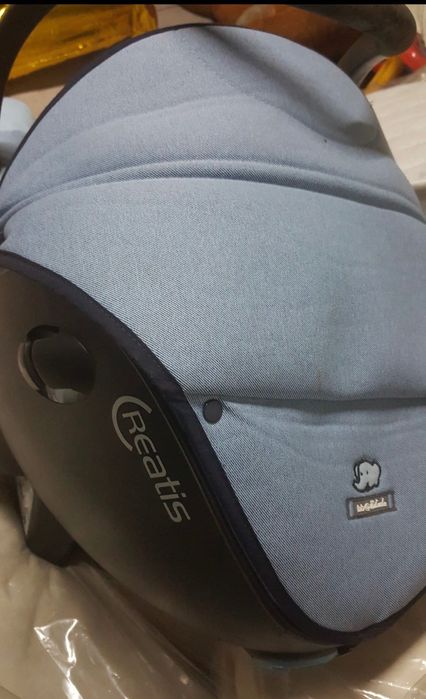 Caminha para bebé para passeio e dormiu