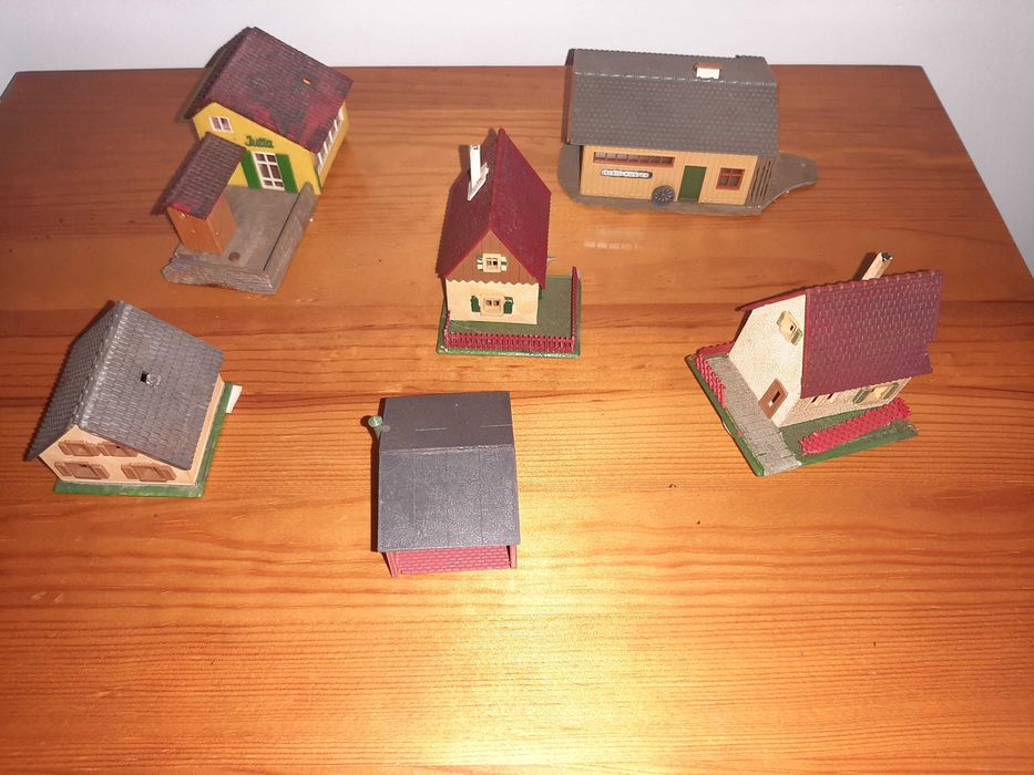 Conjunto de casas de modelismo de comboios escala H0