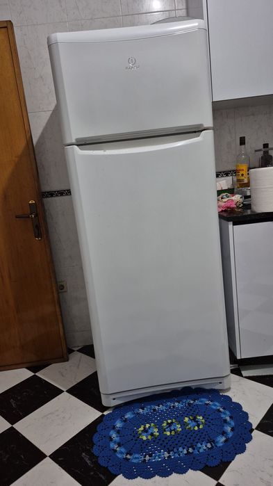 Cama casal + Frigorífico