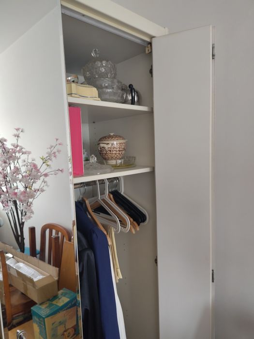 Armário branco com porta espelho