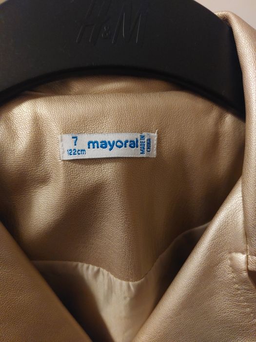 Casaco estilo "Biker" da marca Mayoral, em tom dourado