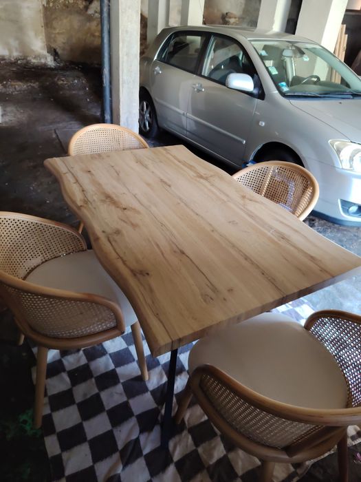 Mesa em madeira com quatro cadeiras