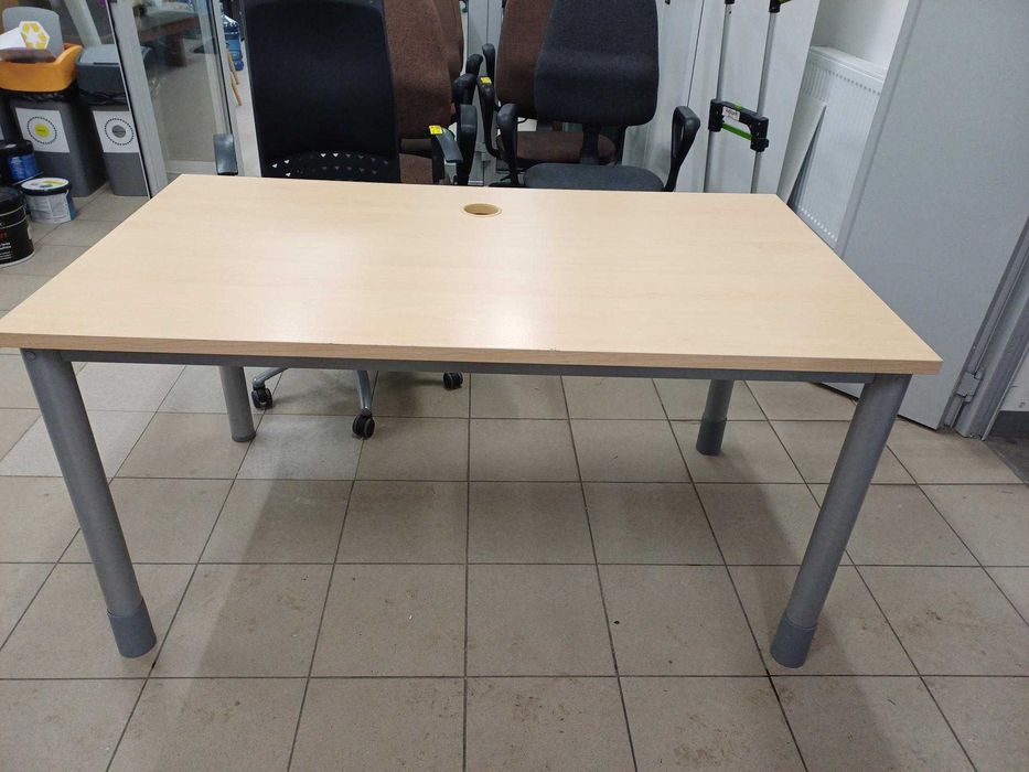 Biurka w kolorze sosnowym