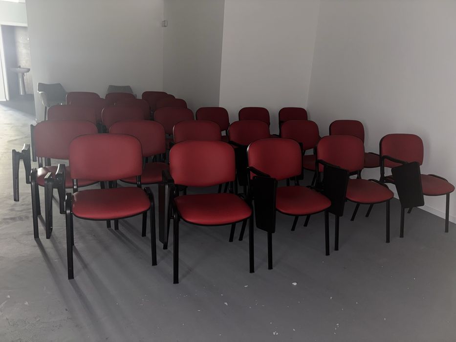 25 cadeiras com palmatoria novas