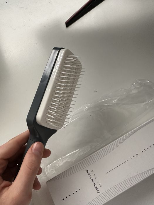 Samoczyszczaca szczotka do wlosow