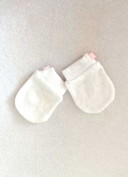 białe jasnoróżowe rękawiczki niedrapki dla dziewczynki 0-3mies 50 56