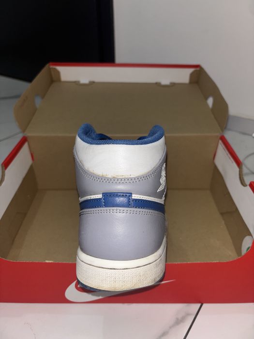 biało-granatowe nike air jordan 1 mid