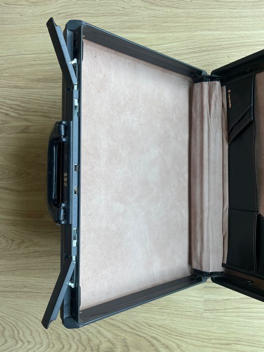 Mala marca SAMSONITE em cabedal preto estilo CLASSICA Laureate